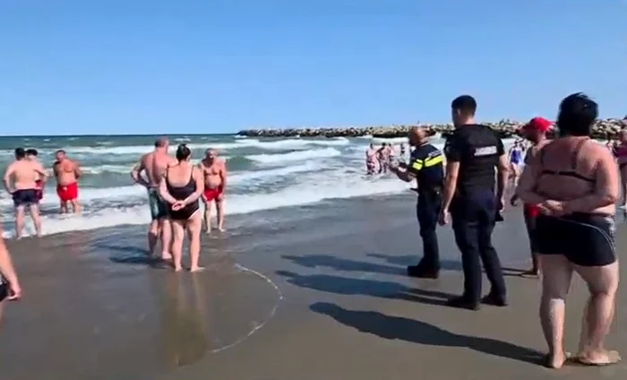 Polițiști și jandarmi au scos turiști din mare la Jupiter după ce au ignorat steagul roșu