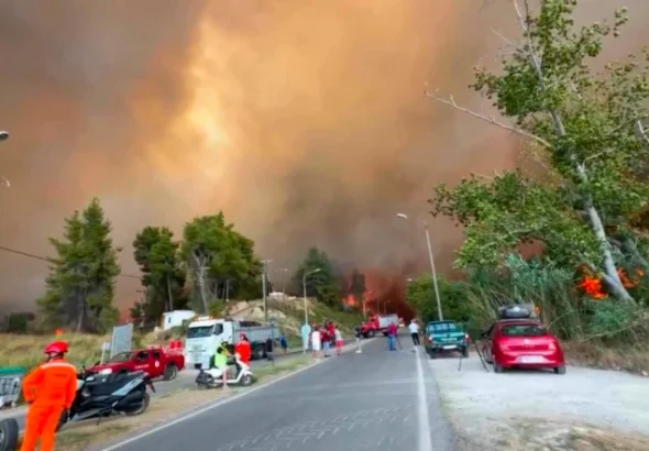 Incendiu de proporții în Halkidiki: sute de persoane evacuate, inclusiv pe mare; autoritățile cer vigilență