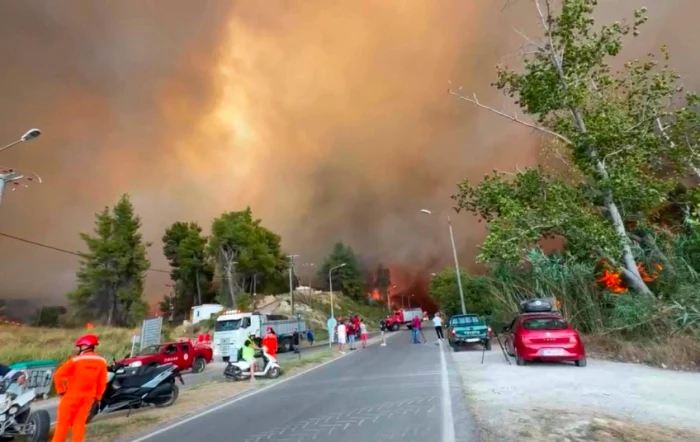 Incendiu de proporții în Halkidiki: sute de persoane evacuate, inclusiv pe mare; autoritățile cer vigilență
