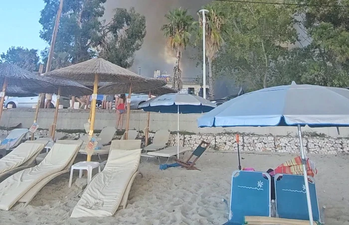 Turiști români evacuați din Halkidiki: unii au rămas pe plajă în șlapi și costume de baie după izbucnirea incendiilor