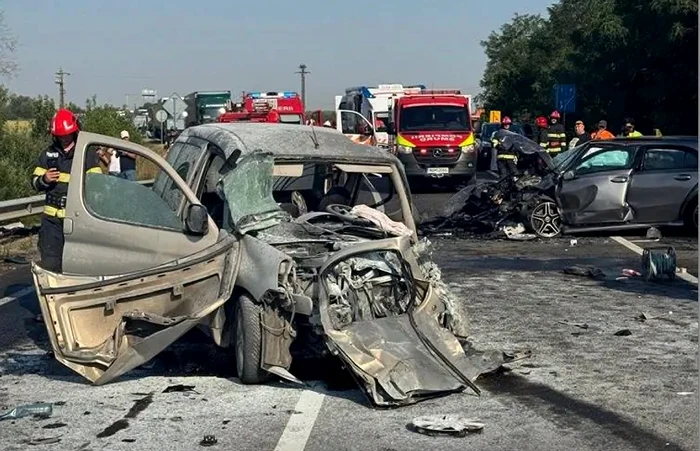 Accident grav pe DN6, în Jena (Timiș): un bărbat a murit, cinci răniți; elicopter SMURD a fost alertat