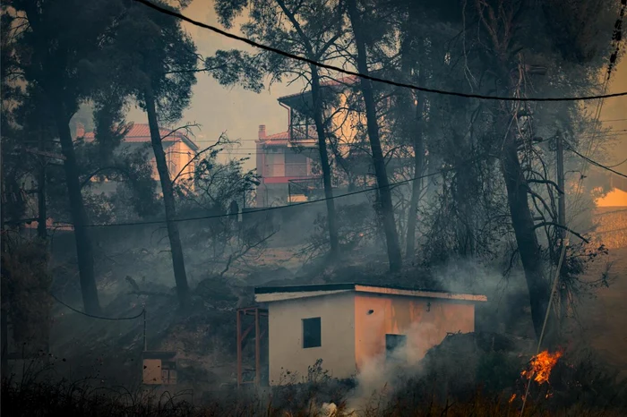 MAE: Nu sunt români afectați de incendiile din Halkidiki; misiunile diplomatice rămân în alertă