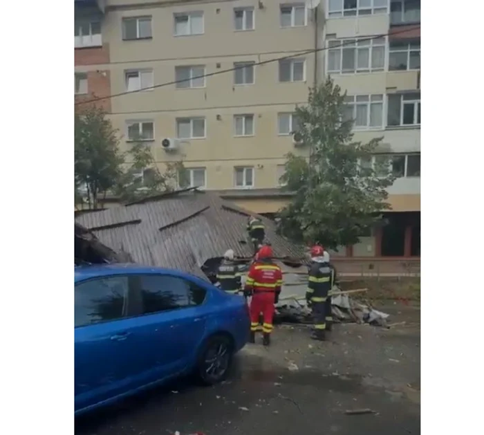 Un acoperiş desprins de vânt a căzut peste mai multe maşini în Sibiu; traficul a fost închis