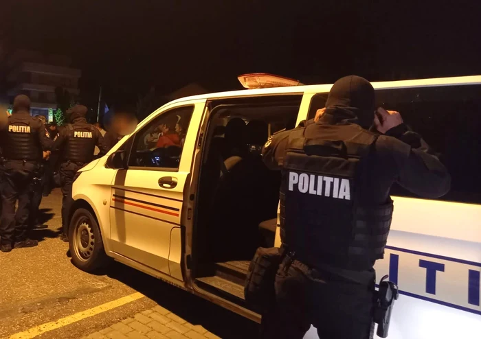Procuror reținut după ce a intrat cu pistolul într-o discotecă din Ribița și a fugit de polițiști