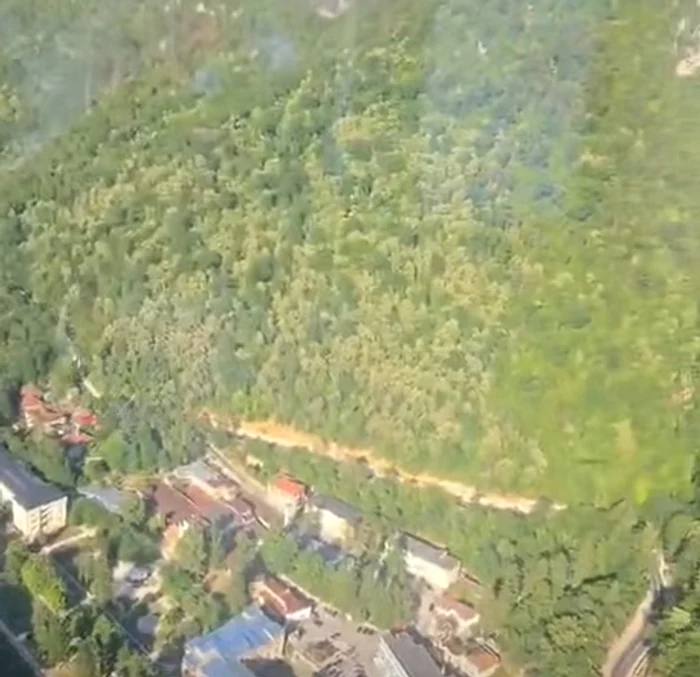 Incendii majore în Caraș-Severin: peste 300 ha de pădure și vegetație afectate, două elicoptere la Băile Herculane