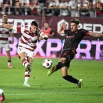 Dinamo învinge la Giulești și urcă pe primul loc după un gol al lui Karamoko