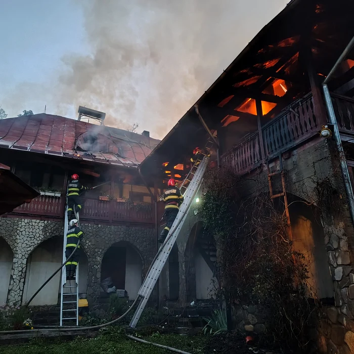 Incendiu la Mănăstirea Bisericani: un bărbat găsit carbonizat, arhiva și spațiile de cazare afectate