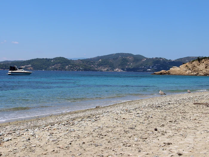 Amenzi între 400 și 1.000 de euro pentru cei care iau pietricele de pe plaja Lalaria, Skiathos