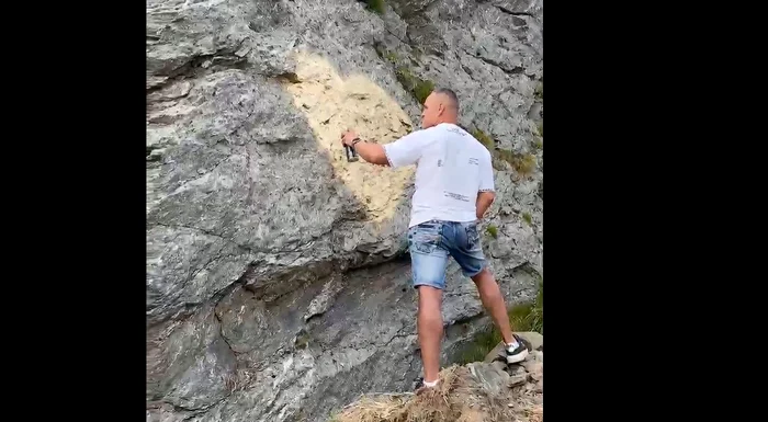 Poliția și Garda de Mediu anchetează turistul surprins în timp ce înscria „Anna” pe o stâncă de pe Transfăgărășan