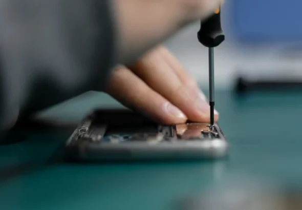 PIRG: iPhone, cel mai greu de reparat smartphone; Motorola, cel mai ușor