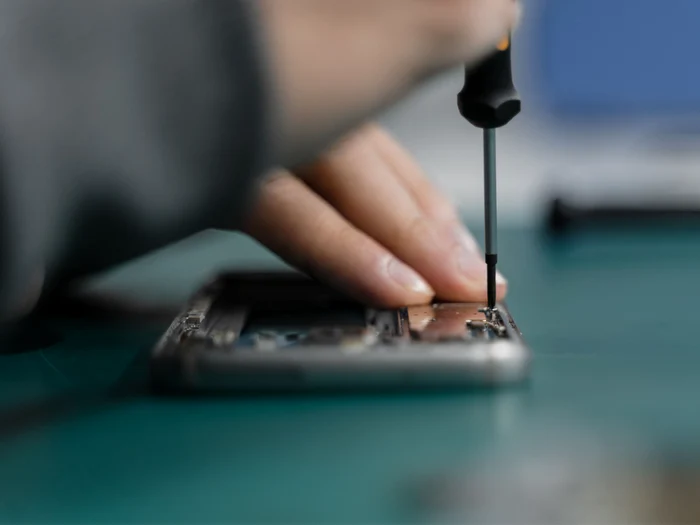 PIRG: iPhone, cel mai greu de reparat smartphone; Motorola, cel mai ușor