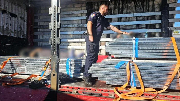 Doi marocani găsiți inconștienți ascunși printre profile din aluminiu într-un TIR oprit la Giurgiu