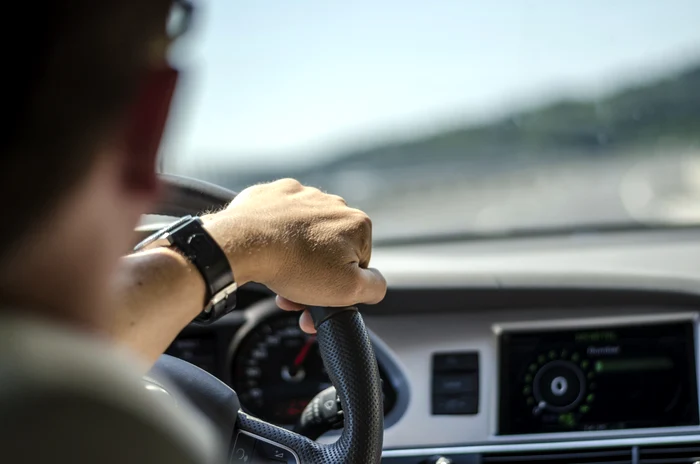 Doi părinți români au parcurs 100 km pe autostrada A21 cu fiul decedat pe bancheta din spate, crezând că doarme