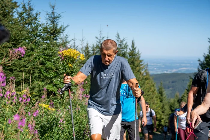 Premierul Cehiei, Andrej Babiš, își cere scuze după ce a cules flori într-o zonă protejată