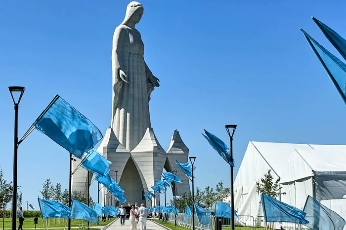 Un sat polonez de sub 150 de locuitori devine cunoscut după inaugurarea unei statui a Fecioarei Maria de 55,6 metri