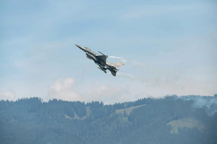 Premieră în spaţiul aerian românesc: avioane turceşti efectuează o interceptare la viteză redusă în exerciţiu NATO