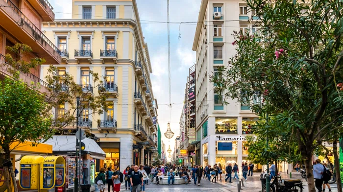 Cât trebuie să câștigi pentru un trai confortabil în Grecia în 2026