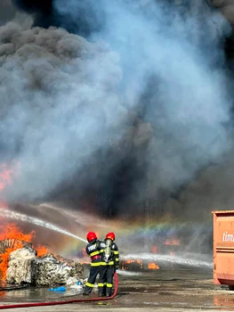 Incendiu la o hală de deșeuri și mase plastice din Băicoi; autoritățile au emis RO-ALERT