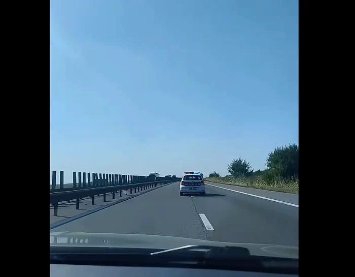De ce circulă uneori o mașină de Poliție între benzi pe autostradă: explicarea manevrei „filtru dinamic”