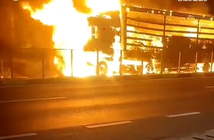 Incendiu urmat de explozie pe DN5, în Daia (Giurgiu). Un TIR încărcat cu bomboane a fost distrus parțial