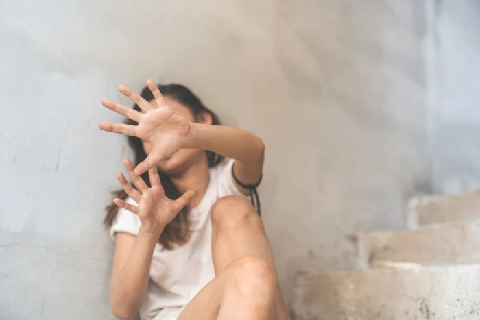 Fată de 18 ani din Galați, agresată, amenințată cu moartea și sechestrată de fostul iubit. Agresorul arestat preventiv
