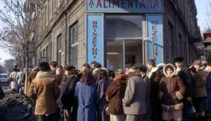 Arhivele Securității din 1980: cozi de sute de persoane și oameni veniți cu scaune pentru carne, zahăr și legume