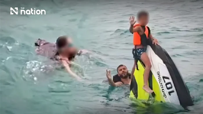 Tată și doi copii găsiți după 16 ore în larg, agățați de un skijet aproape scufundat în Thailanda