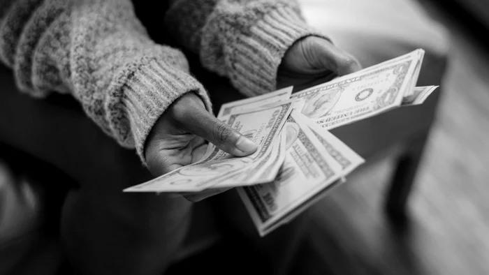 Cât timp durează să obții bani în 2026: diferențe între bancă și IFN