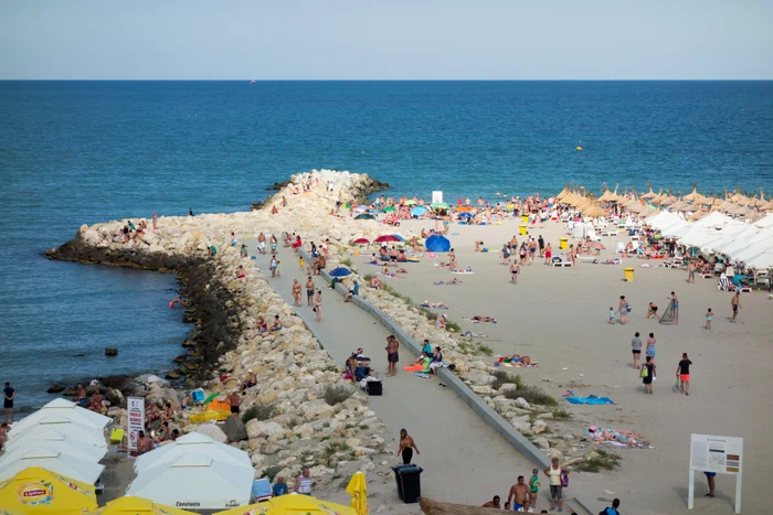 O turistă se revoltă după Eforie Nord: mizerie, gălăgie şi lipsă de respect pe plajă