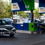 Benzina se ieftinește ușor, motorina rămâne peste 10 lei pe litru — situația prețurilor la carburanți, 19 august