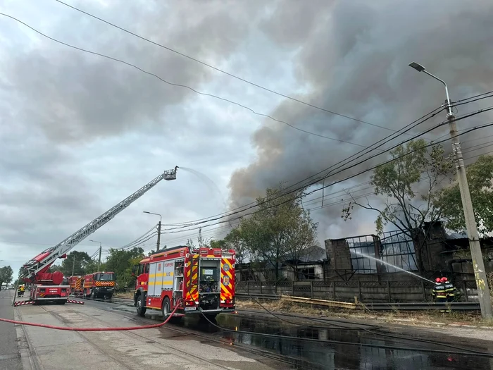 Incendiu puternic în apropierea Rafinăriei Lukoil din Ploiești; autoritățile au emis RO-Alert