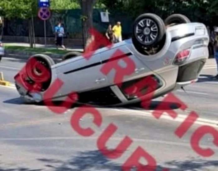 Un autoturism s-a răsturnat pe Bulevardul Pierre de Coubertin după o coliziune; nu au fost victime