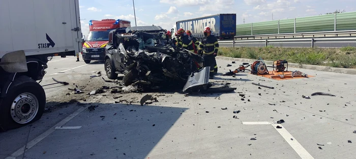 Bărbat de 57 de ani a murit după ce maşina sa a intrat sub un TIR parcat pe centura Timişoarei