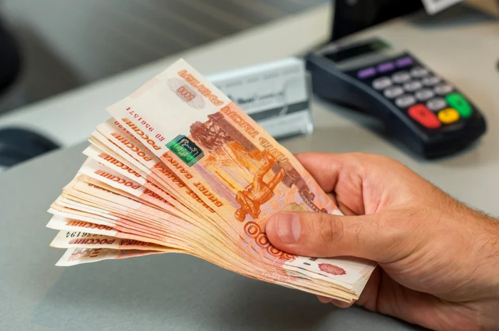 Rușii retrag masiv depozitele: peste 24 miliarde euro extrase din bănci de la începutul anului