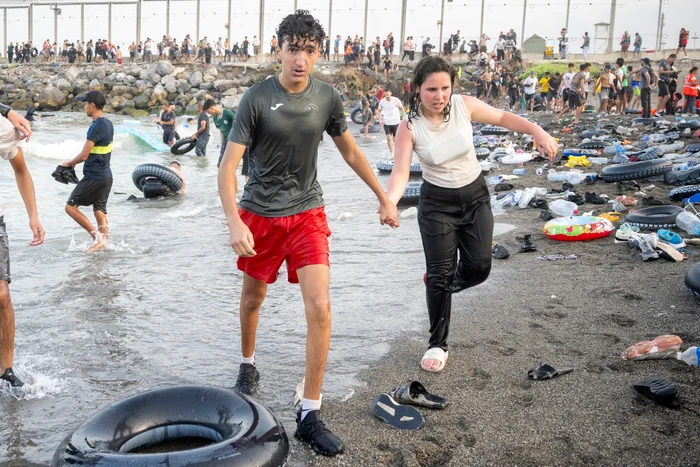 Madrid autorizează transferul a 500 de copii migranți din Ceuta pe continent