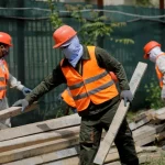 Patronat: Sute de dosare pentru lucrători străini, blocate după schimbarea procedurii; plățile de 100 euro, în pericol