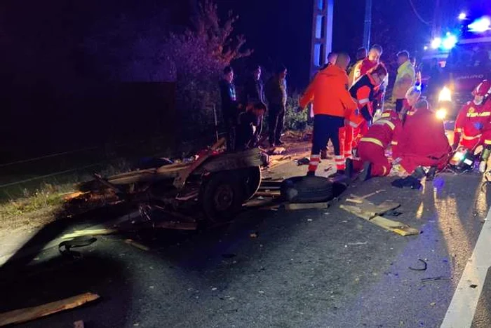 Şase persoane, inclusiv un adolescent, rănite după ce un microbuz a lovit din spate o căruţă lângă Nocrich, Sibiu