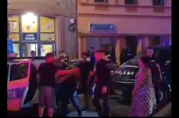 Bătaie în centrul Aradului: 11 persoane implicate, şase rănite transportate la spital, zece reţinuţi
