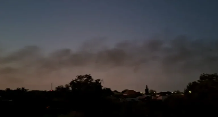 Incendiu de deșeuri la Sintești: fumul ajunge spre sectoarele 4 și 5 ale Capitalei