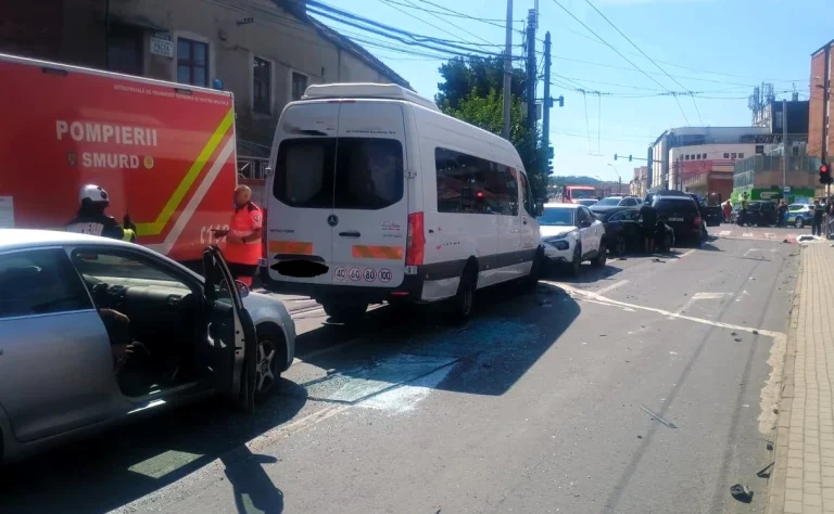 Planul Roșu activat la Mediaș după coliziunea dintre un autobuz și mai multe autoturisme