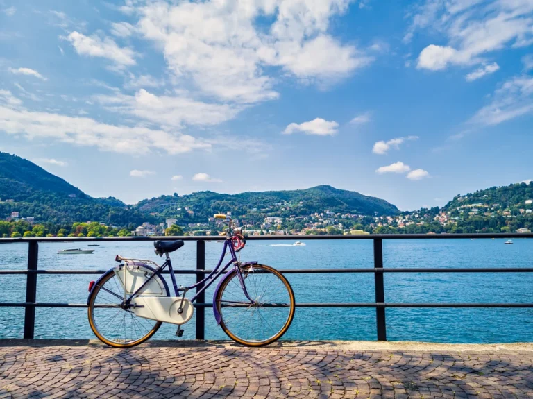 Primarul din Como interzice bicicletele în centrul istoric după ce a fost lovit de una