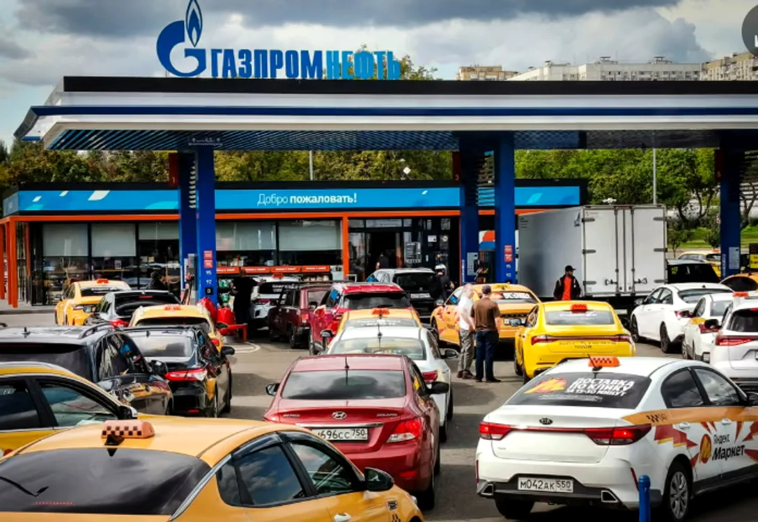 Rusia reia importurile de benzină, inclusiv din India, și impune limite la pompă după atacurile ucrainene