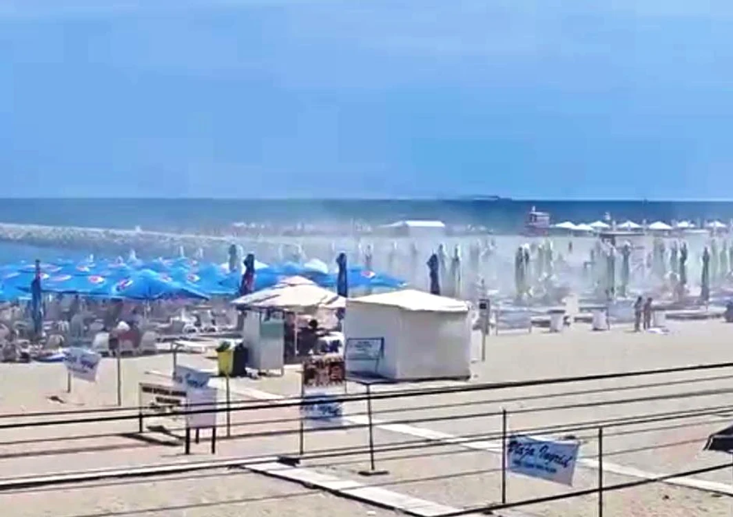 Furtună de nisip la Eforie Nord: turiştii alungaţi de pe plajă din cauza rafalelor puternice