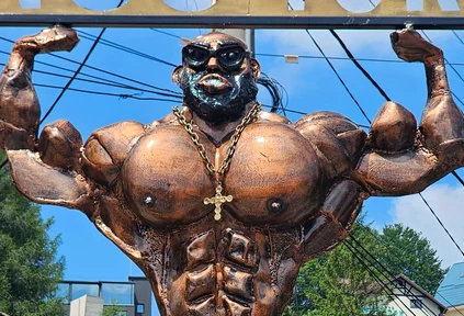 Statuia controversată din Bușteni: culturist de bronz, comparat cu Dorian Popa sau „Satana”