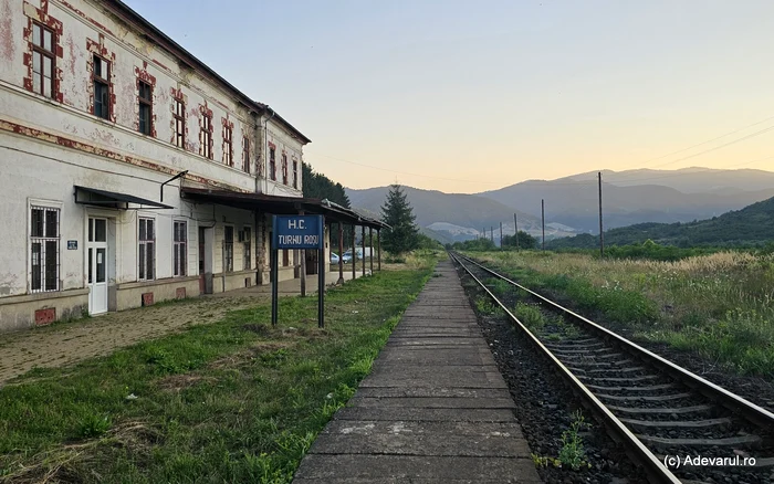 Gara Turnu Roșu, clădire istorică aproape pustie în mijlocul marilor șantiere de autostradă