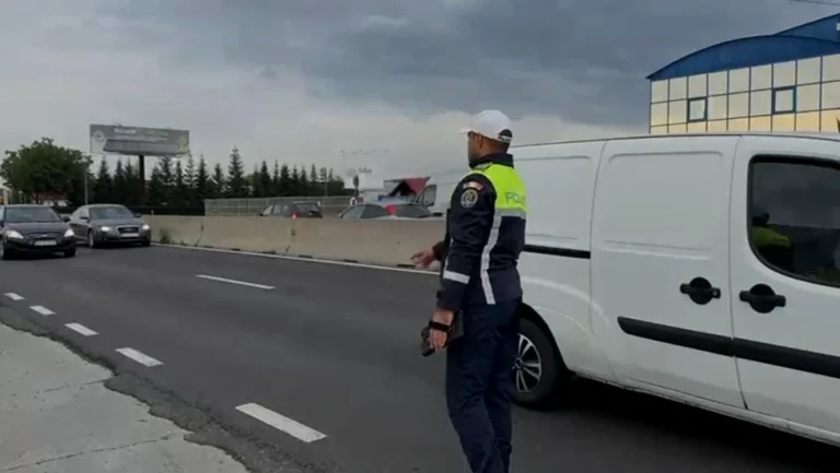 Falși polițiști antidrog din Timiș au oprit o autoutilitară și au fugit cu 90.000 de lire sterline; doi reținuți