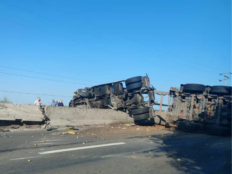 Trafic blocat pe DN1, în Păulești (Prahova), după răsturnarea unui camion; anvelopă a explodat