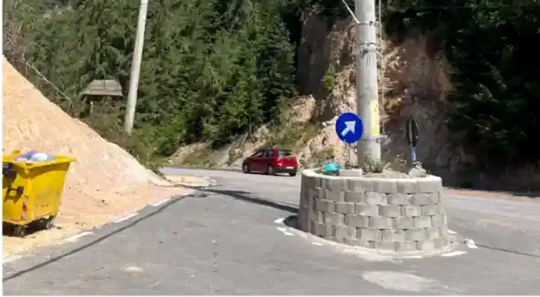 Un stâlp rămas în drum la Gârda de Sus a fost „înconjurat” cu un sens giratoriu improvizat