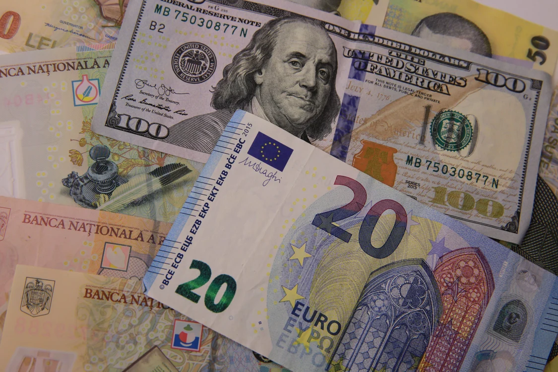 Curs BNR 21 august 2026: euro și dolar în creștere, francul elvețian scade