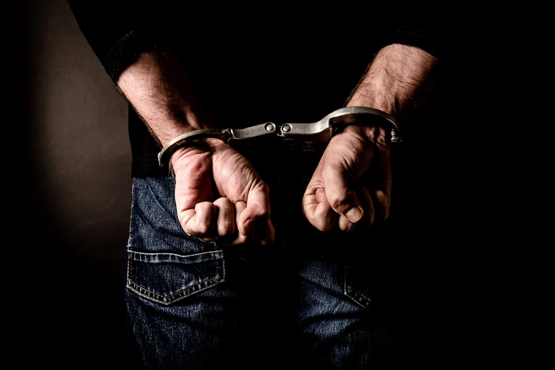 Soldat din Prahova, reținut și arestat pentru 30 de zile, acuzat de viol și pornografie infantilă
